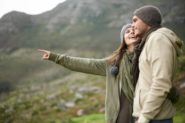 这种观点令人震惊 一对年轻夫妇在冬天徒步旅行时欣赏风景 — 图库照片