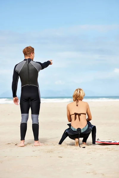 Várom Tökéletes Hullámot Két Szörfös Üldögél Parton Míg Egyik Óceán — Stock Fotó