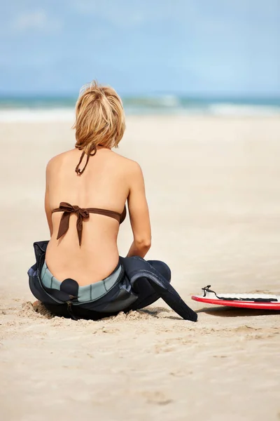 Czekam Następny Występ Widok Tył Młodej Surferki Odwracając Wzrok Plaży — Zdjęcie stockowe
