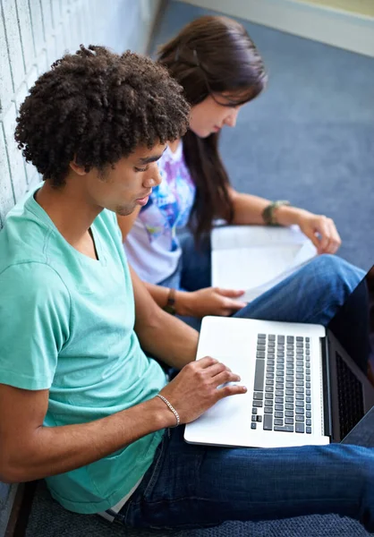 Usando Recursos Pesquisa Dois Jovens Estudantes Fazendo Pesquisa Laptop Livro — Fotografia de Stock
