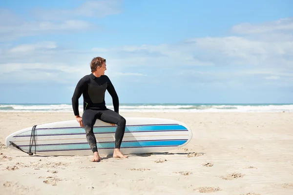 Sólo Somos Tabla Surf Largura Completa Joven Surfista Sentado Tabla — Foto de Stock