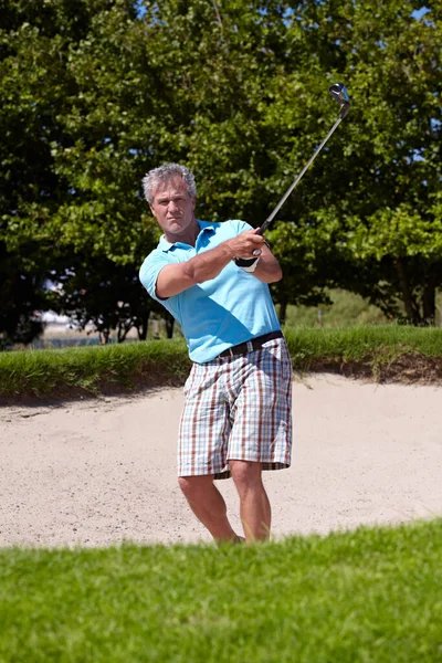 Vyhrabal Příkopu Zralý Muž Hrající Golf Výstřel Pískového Bunkru — Stock fotografie