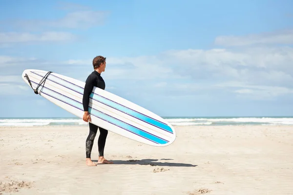 Sólo Somos Tabla Surf Surfista Llevando Tabla Mientras Mira Hacia — Foto de Stock