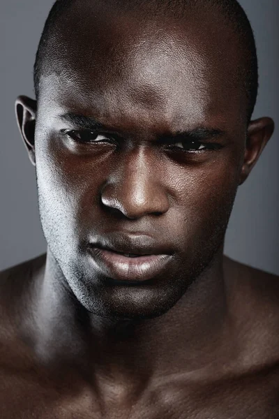Хочеш Бути Його Поганому Боці Портрет Красивого Молодого Африканського Чоловіка — стокове фото