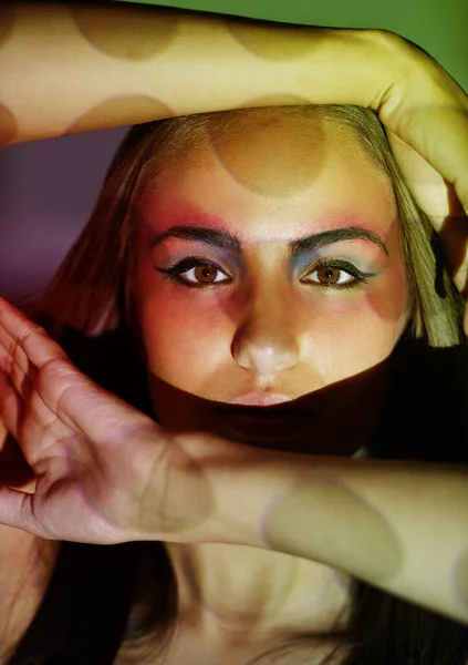 Світло Краса Студійний Знімок Молодої Жінки Прогнозованими Візерунками Кольорами Обличчі — стокове фото