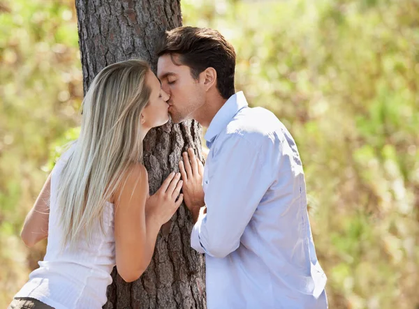 陷入了浪漫之中 一对年轻貌美的夫妇在公园里表现出他们的爱情 — 图库照片