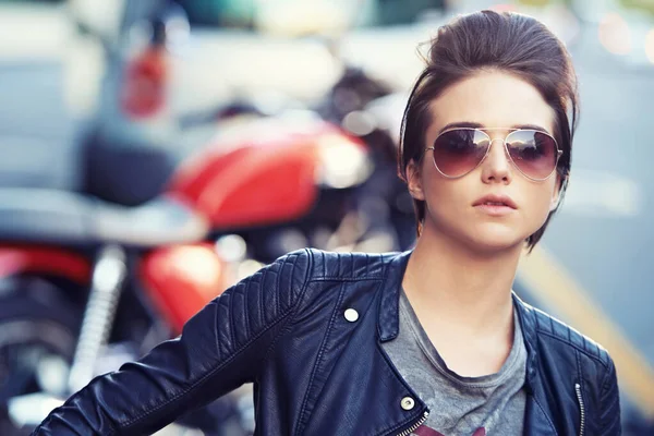 Выставляю Мотоцикл Хорошем Свете Молодая Стильная Женщина Мотоциклистка Снаружи — стоковое фото
