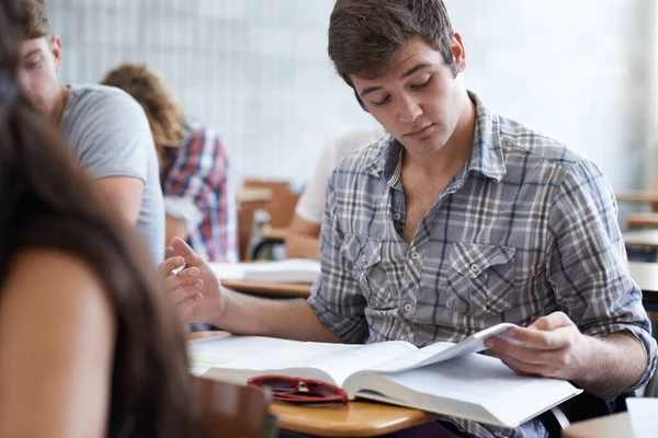 Tratando Obtener Calificación Más Alta Estudiante Universitario Joven Estudiando — Foto de Stock