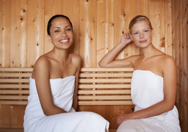 Nechat Saunu Odpočinout Hýčkat Dva Přátelé Spolu Užívají Saunu — Stock fotografie