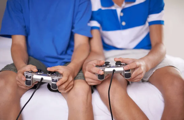 Gokken Met Een Vriend Twee Jonge Jongens Spelen Video Games — Stockfoto