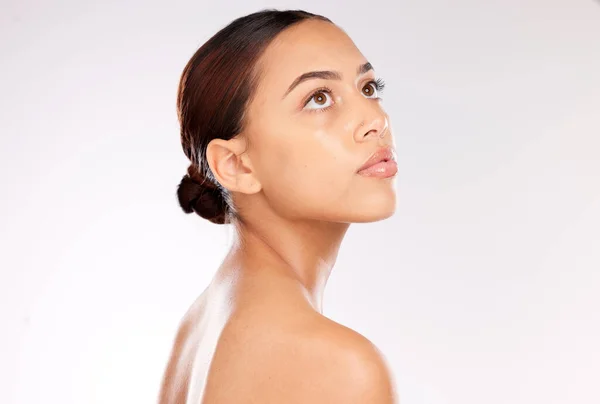 スキンケア 女性は肌の健康顔の後に健康的な感じブラジルから輝きに直面しています 美肌のための皮膚科 高級スパ 化粧品の治療後のボディ輝きと深刻なモデル — ストック写真