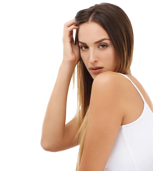 丝般柔软的头发 一个年轻的女模特站在工作室的肖像 她的肩膀后面看着被白色隔离的相机 — 图库照片