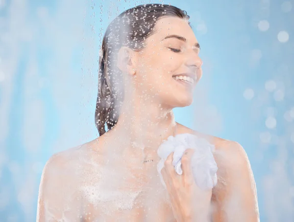 Woda Mydło Pielęgnacja Skóry Kobietą Pod Prysznicem Dla Piękna Samoopieki — Zdjęcie stockowe