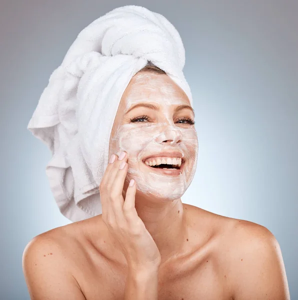Cuidado Piel Crema Facial Mujer Con Máscara Estudio Fondo Gris —  Fotos de Stock