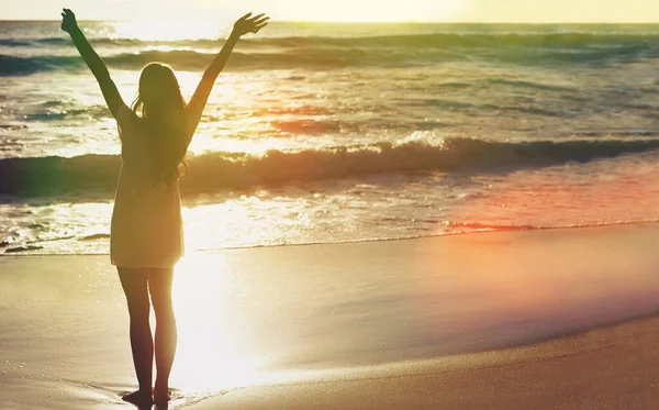 Tranquility Udara Laut Segar Seorang Wanita Muda Pantai — Stok Foto