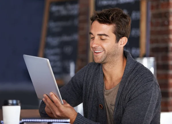 Tecnología Pantalla Táctil Joven Trabajando Una Tableta Digital Una Cafetería — Foto de Stock