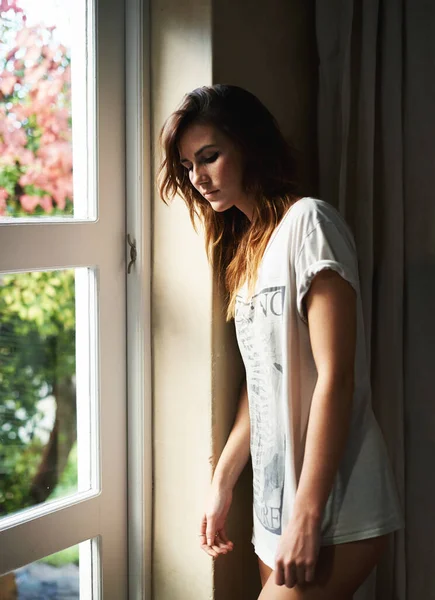 孤独の痛みを感じている 家の窓に立っている若い女性の作物のビュー — ストック写真