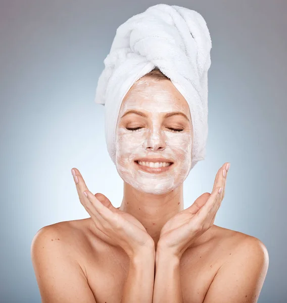 Mulher Beleza Sorriso Para Máscara Facial Skincare Cosméticos Creme Contra — Fotografia de Stock