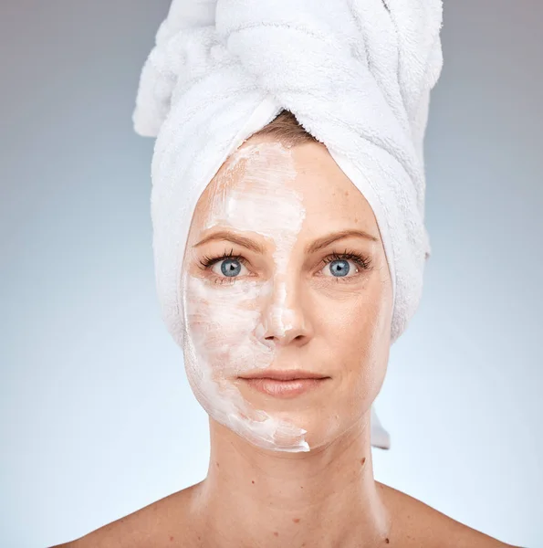 Facial Beleza Mulher Com Rosto Cuidados Com Pele Produto Cosmético — Fotografia de Stock