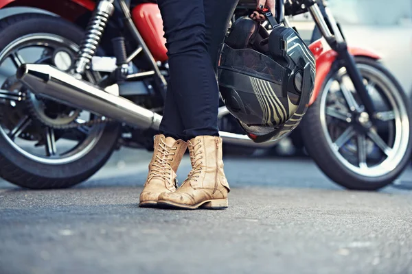Esperando Salir Carretera Imagen Recortada Una Motociclista Pie Junto Impresionante — Foto de Stock