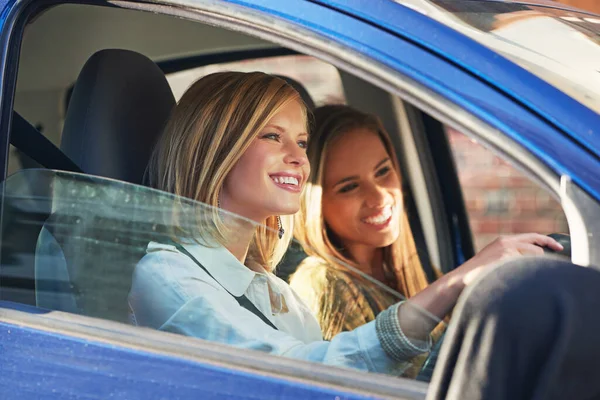 Dags Att Till Köpcentret Två Unga Kvinnor Som Reser Bil — Stockfoto