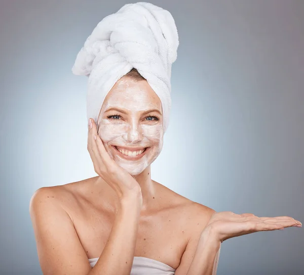 Kobieta Portret Maska Twarzy Prysznicu Pielęgnacji Skóry Piękna Zdrowia Szarym — Zdjęcie stockowe
