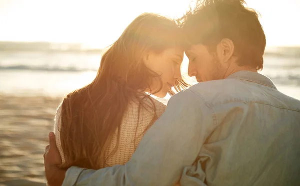 你是我的天堂在海滩上一对深情的年轻夫妇坐在一起的背景图片 — 图库照片