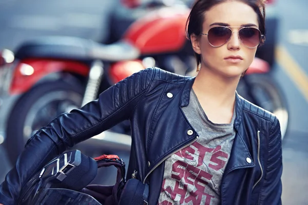 Выставляю Мотоцикл Хорошем Свете Молодая Стильная Женщина Мотоциклистка Снаружи — стоковое фото