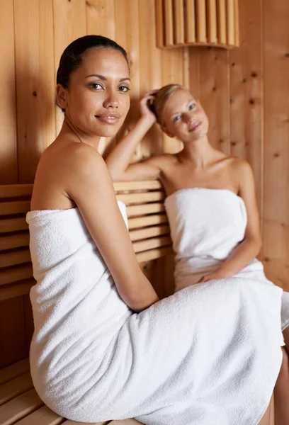 Nechat Saunu Odpočinout Hýčkat Dva Přátelé Spolu Užívají Saunu — Stock fotografie