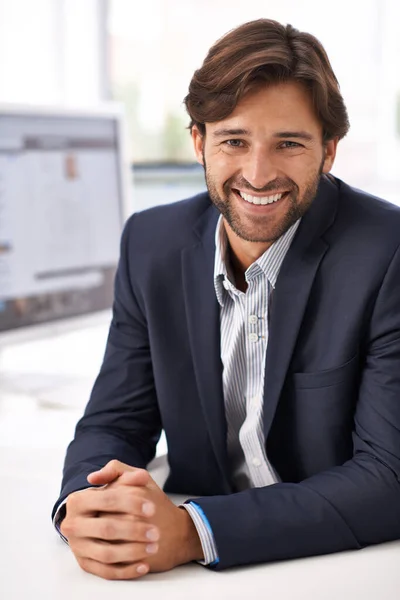 Uśmiech Sukcesu Portret Przystojnego Mężczyzny Siedzącego Przy Biurku Biurze — Zdjęcie stockowe
