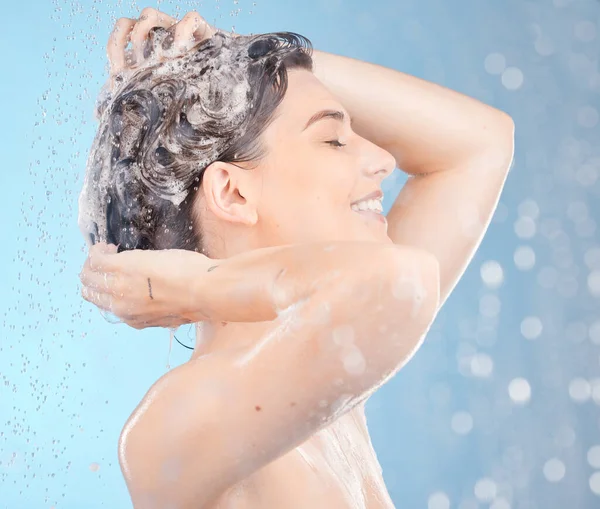 샤우어 스튜디오에 피부를 몸의아름다움 배경에 물집을 던진다 손질을 머리를 깨끗하게 — 스톡 사진