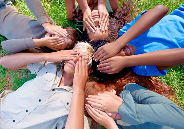 Luz Brilhante Sol Verão Grupo Crianças Deitadas Grama Cobrindo Seus — Fotografia de Stock