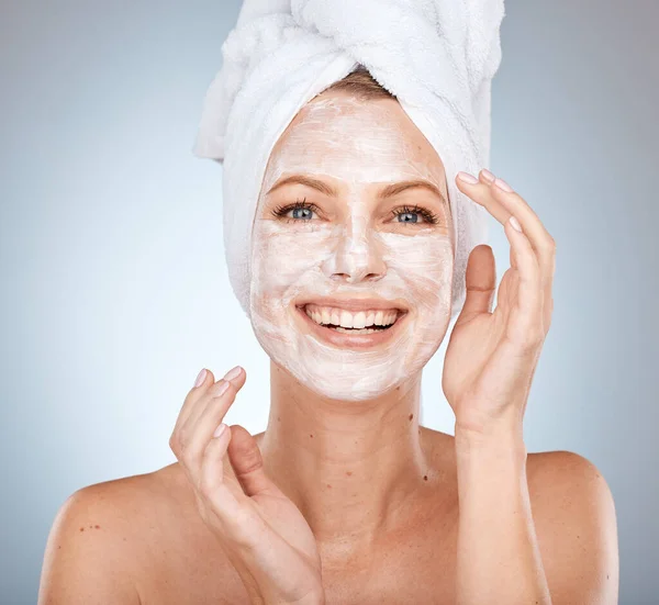 Porträt Der Frau Gesichts Und Hautpflegemaske Nach Dem Duschen Körperreinigung — Stockfoto