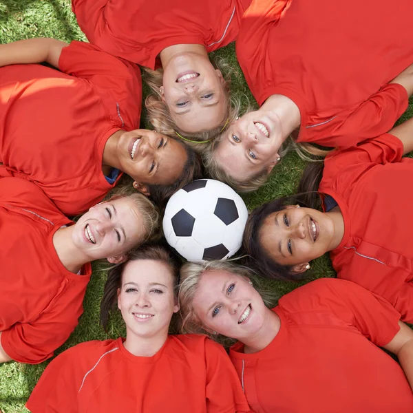 Espírito Equipa Seu Melhor Uma Equipe Jovens Garotas Futebol Deitadas — Fotografia de Stock