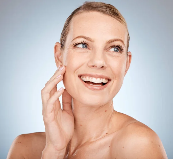 Senyum Skincare Pemikiran Kecantikan Dan Wanita Dengan Kesehatan Wajah Ide — Stok Foto