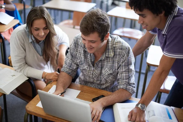 Pouco Fato Verificando Online Grupo Estudantes Universitários Trabalhando Laptops Sala — Fotografia de Stock