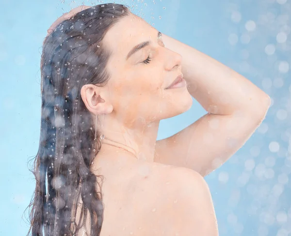 Víz Zuhany Női Tisztító Test Kék Hátterű Egészséges Bőr Szépség — Stock Fotó