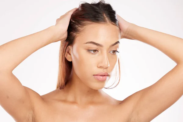 Denkende Vrouw Schoonheid Haarverzorging Studio Achtergrond Met Gladde Textuur Glans — Stockfoto