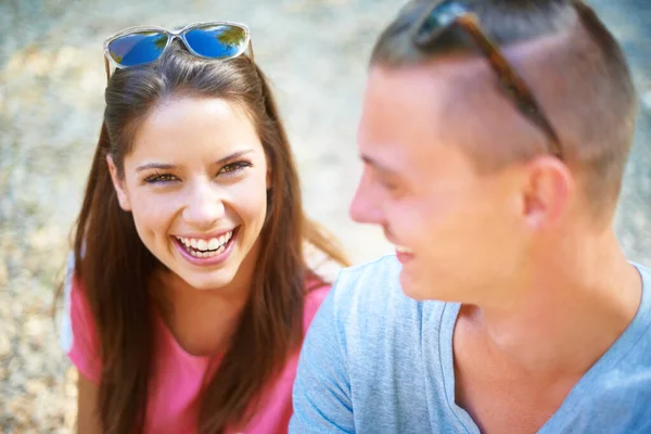 Junggebliebene Zwei Junge Leute Lächeln Glücklich Als Sie Draußen Sitzen — Stockfoto