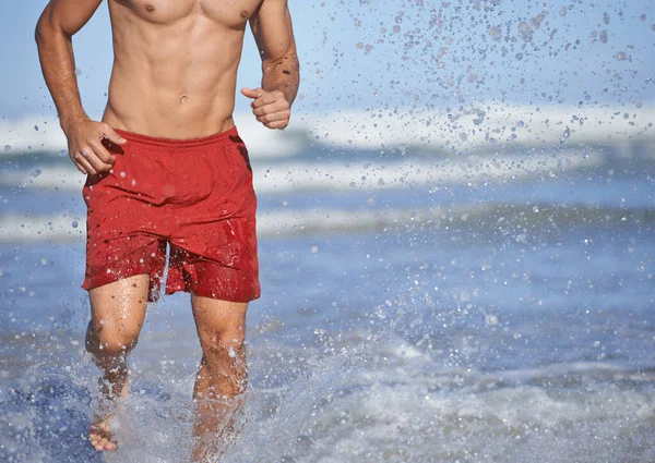 Laufen Leben Retten Ein Männlicher Bademeister Läuft Durchs Wasser — Stockfoto
