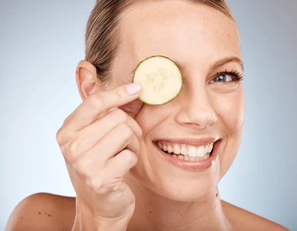 护肤脸或黄瓜在工作室背景下的眼科护理 为健康 自我护理或加拿大面部治疗 有机排毒蔬菜的肖像 微笑或快乐的美容模型 — 图库照片