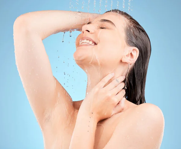 Péče Pleť Sprcha Žena Vodou Studiu Modrém Pozadí Pro Mytí — Stock fotografie