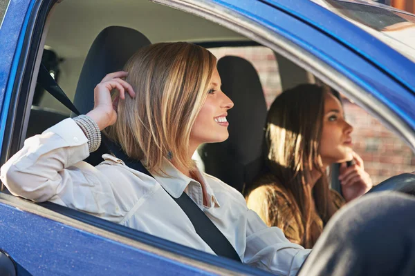 Giornata Tra Ragazze Due Giovani Donne Che Viaggiano Auto Città — Foto Stock