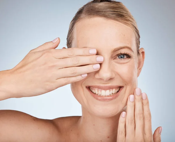 Skincare Senyum Dan Tangan Seorang Wanita Untuk Kecantikan Wajah Sehat — Stok Foto