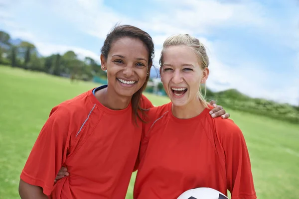 スポーツを通して絆を結ぶ サッカー場に立つ2人の若い女性サッカー選手の肖像 — ストック写真