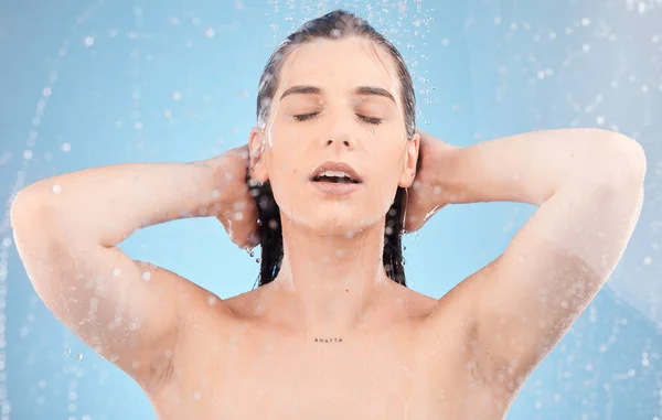 Woda Kobieta Prysznic Niebieskim Tle Dla Zdrowej Pielęgnacji Skóry Piękna — Zdjęcie stockowe