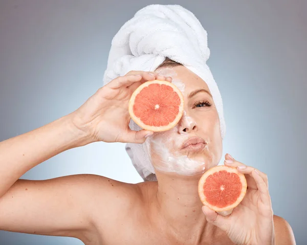 Wajah Shower Dan Orange Dengan Model Wanita Studio Dengan Latar — Stok Foto