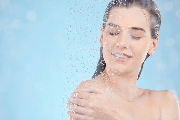 Zuhanyzó Takarítás Víz Stúdióban Spa Wellness Testápolás Öngondoskodás Kék Háttér — Stock Fotó