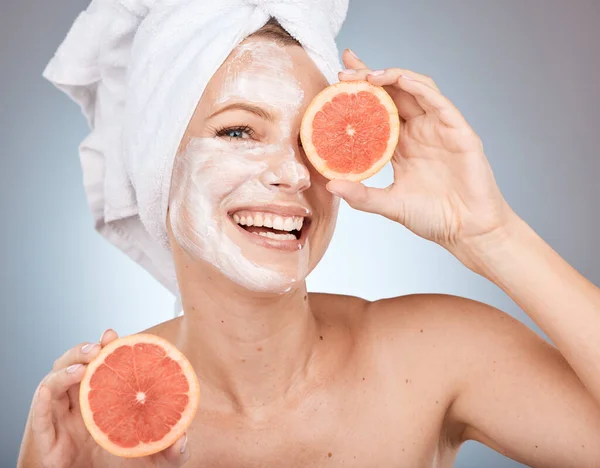 スキンケア グレープフルーツ 顔クリーム 化粧水や肌のルーチンのためのSpfとスタジオの女性の肖像画 オーガニック ナチュラル 健康的な顔の治療のための柑橘類の果物と健康 健康とモデル — ストック写真