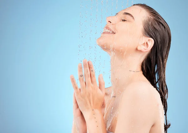 Prysznic Uroda Kobieta Studio Kroplami Wody Kosmetyków Makijażu Czyszczenia Ciała — Zdjęcie stockowe
